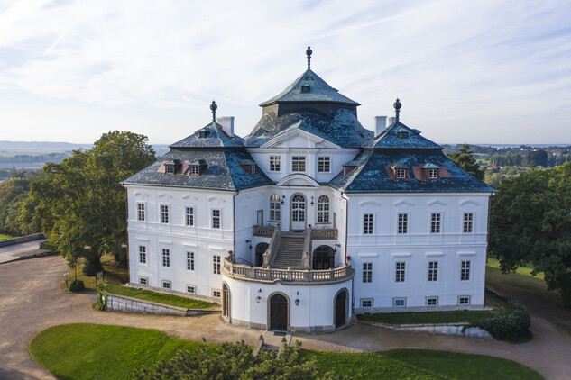 Karlova Koruna, celkový pohled na zámek