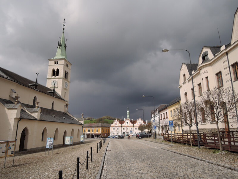 Kašperské Hory, pohled na náměstí od východu (foto P. Danda, 2022)