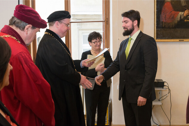 Absolvent kurzu Mgr. Pavel Macků přijímá gratulaci od odborného garanta kurzu PhDr. Richarda Biegla, Ph.D.